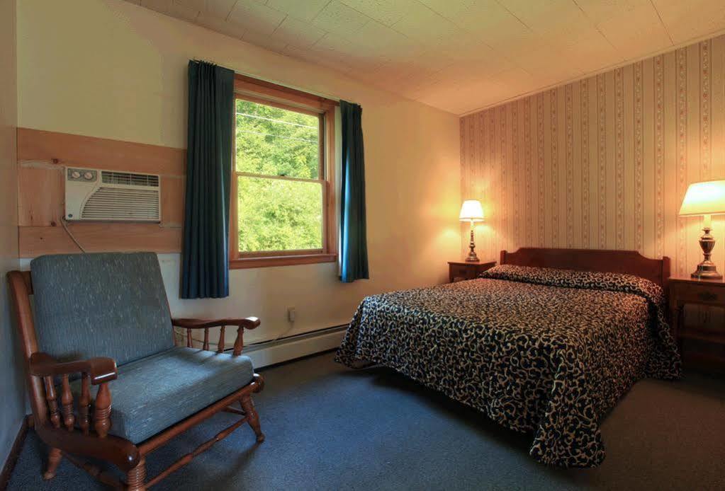 Pownal Ladd Brook Inn الغرفة الصورة